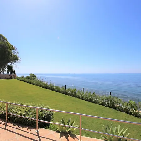 East Beachfront Townhouse Lunimar * エステポナ
