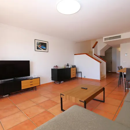 East Beachfront Townhouse Lunimar 別荘