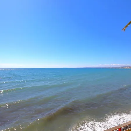 Feriehus East Beachfront Townhouse Lunimar *