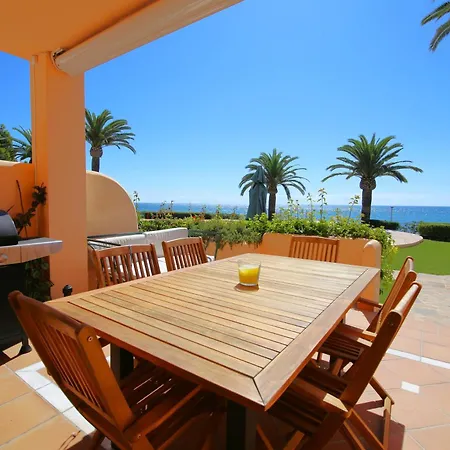 East Beachfront Townhouse Lunimar 別荘 エステポナ
