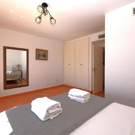 East Beachfront Townhouse Lunimar エステポナ