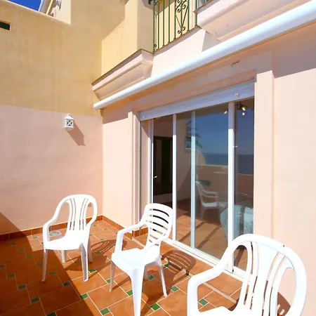 East Beachfront Townhouse Lunimar エステポナ
